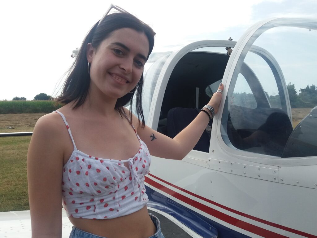 Una chica cual ha reservado para volar en avioneta