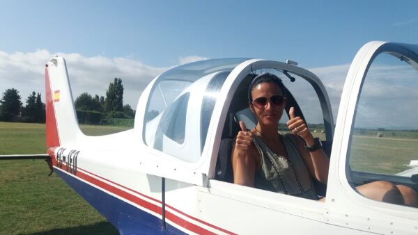 Mujer feliz despuis de volar en avioneta